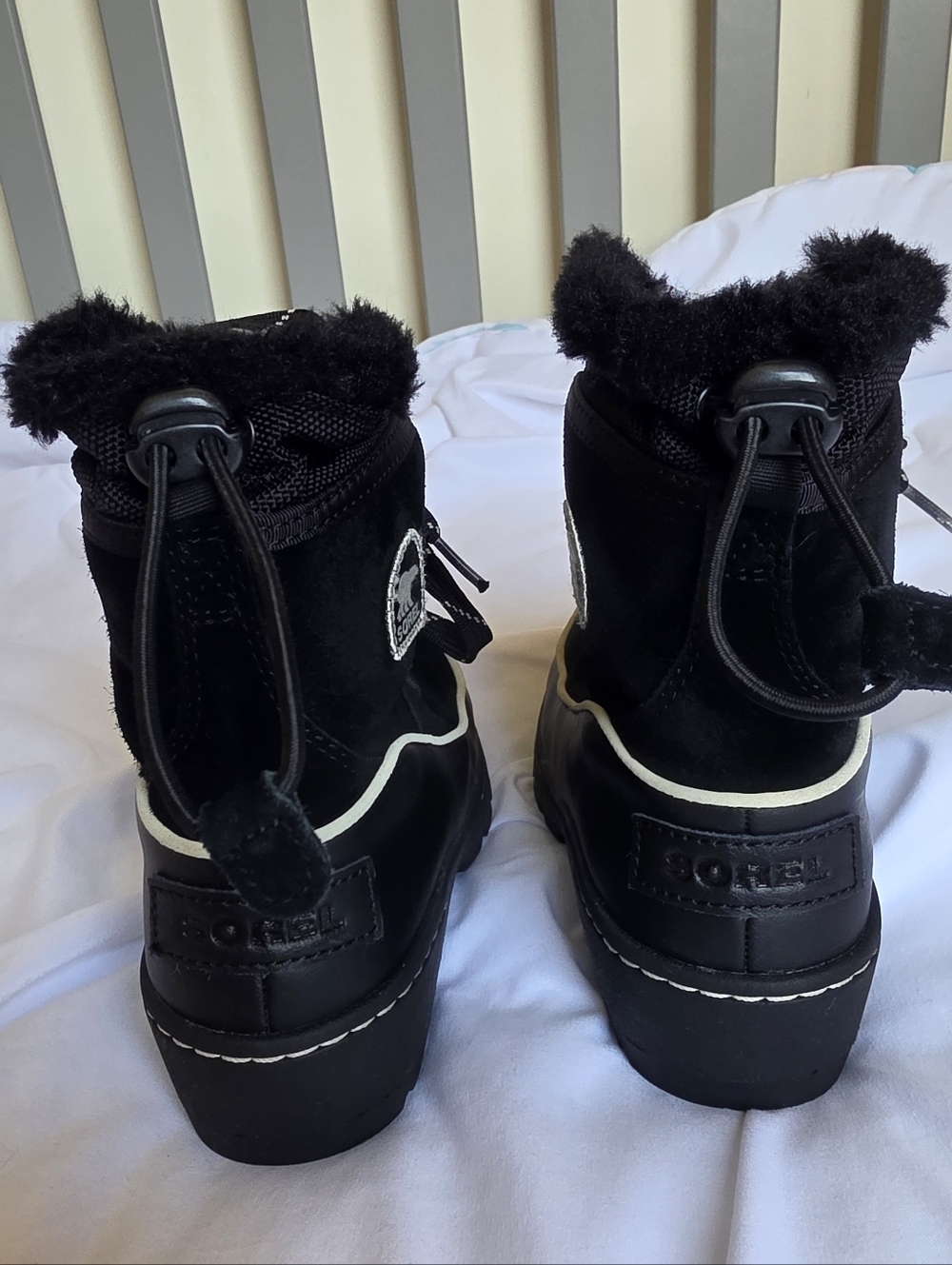 Sorel Black Kids Faux-Fur Lace-Up Winter Boots with Contrast Trim Size 3 - Picture 6 of 11